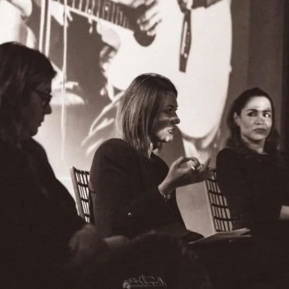 Menada Guzina che parla al pubblico durante una conferenza sulla leadership