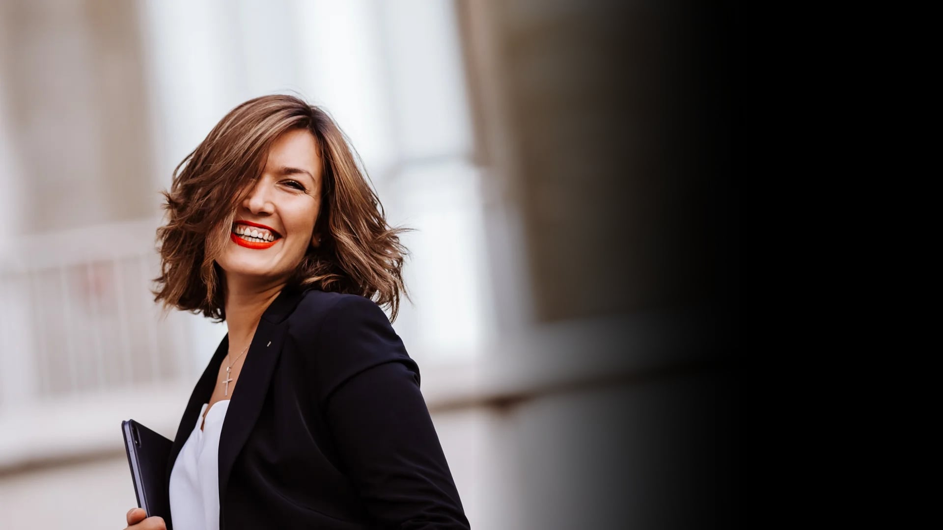 Menada Guzina con lo sguardo sorridente rivolto a destra